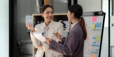 Gelecekteki yatırımlar için büyük verileri analiz eden bir grup fon yöneticisi.