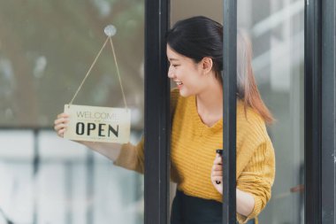 Startup 'un portresi kahve dükkanında başarılı küçük işletme sahibi. KOBİ girişimci iş konsepti.