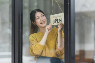 Startup 'un portresi kahve dükkanında başarılı küçük işletme sahibi. KOBİ girişimci iş konsepti.