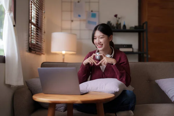 Aantrekkelijke Glimlachende Jonge Vrouw Videogesprek Met Laptop Bank Thuis Lifestyle — Stockfoto