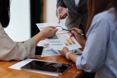 Bir grup İşkadını ve Muhasebeci, yolsuzluk hesabının soruşturulması için veri belgelerini inceliyor. Rüşvet karşıtı kavram.