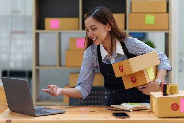 Asiatischer Kleinunternehmer Der Home Office Arbeitet Geschäftskundenmarkt Und Online Verkauf — Stockfoto