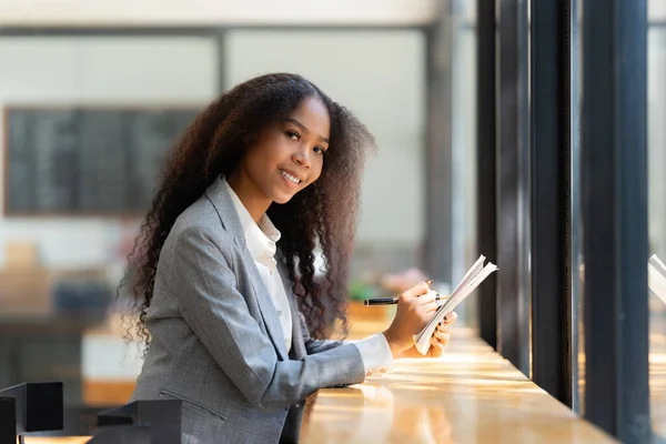 Een Glimlachende Jonge Zwarte Zakenvrouw Die Samenwerkt Met Een Collega — Stockfoto