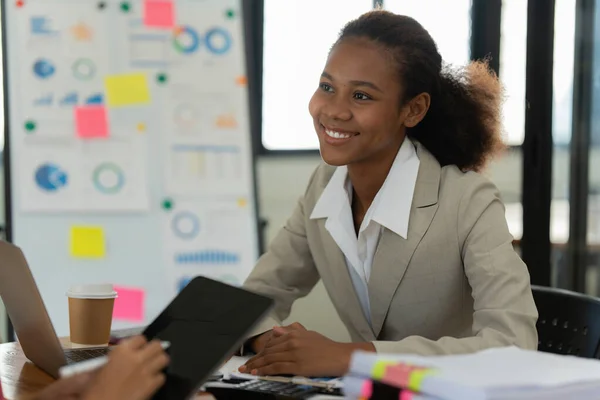 Lächelnde Junge Schwarze Geschäftsfrau Die Mit Partner Büro Arbeitet Finanzierungskonzept — Stockfoto