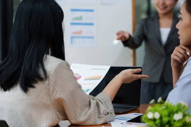 İş takım pazarlama rahat toplantı odasında hakkında fikir tartışılması ve beyin fırtınası. İş Danışma kavramı.