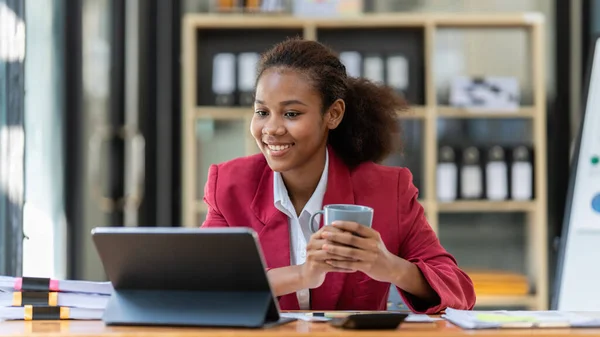 Lachende Jonge Afro Amerikaanse Zakenvrouw Die Kantoor Werkt Financieel Concept — Stockfoto