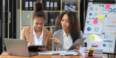 Fon yöneticileri takım danışmanlığı ve dijital tablet üzerinden yatırım borsası analizi hakkında tartışmalar.