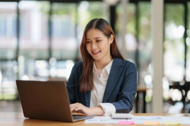 Fon yöneticileri danışma ve analiz Yatırım borsası hakkında tartışma.