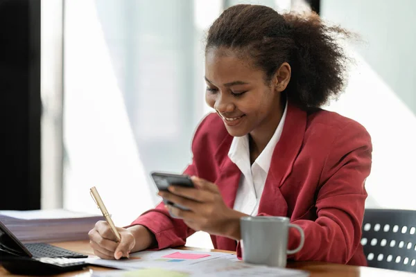 Black Business Vrouw Met Behulp Van Mobiele Telefoon Met Bank — Stockfoto