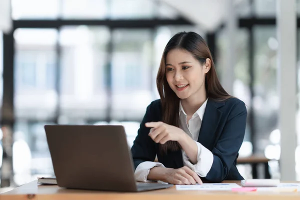 Ofiste Dizüstü Bilgisayarla Çalışan Asyalı Güzel Bir Kadını Finans Kavramı — Stok fotoğraf