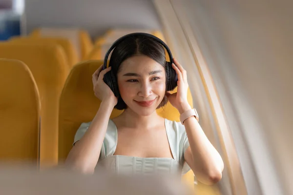 Radosna Azjatka Siedzi Samolocie Używa Tabletu Podczas Podróży — Zdjęcie stockowe