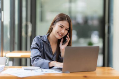 Bir iş kadını, dijital tasarruf hesabı açmak için online bankacılık programı kullanarak KYC 'yi tamamlıyor. Siber güvenliğin tanımı.