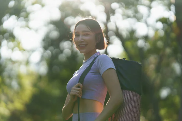 Aantrekkelijke Aziatische Vrouw Sportkleding Beoefenen Van Yoga Het Outdoor Park — Stockfoto