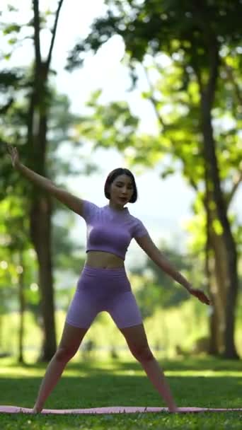 Atractiva Mujer Asiática Ropa Deportiva Practicando Yoga Parque Aire Libre — Vídeos de Stock
