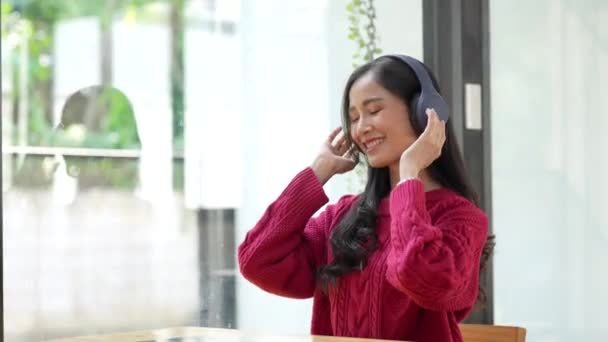 Aantrekkelijke Glimlachende Jonge Vrouw Met Behulp Van Tablet Muziek Luisteren — Stockvideo