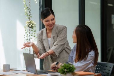 İş ekibi desteği ve toplantı konsepti. Çalışan ve mali evraklara işaret eden bir grup yatırımcı. Finans görevi.
