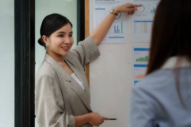 İş takım pazarlama rahat toplantı odasında hakkında fikir tartışılması ve beyin fırtınası. İş Danışma kavramı.