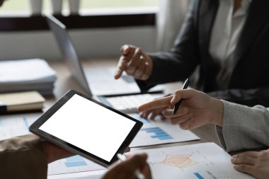Fon yöneticileri takım danışmanlığı ve dijital tablet üzerinden yatırım borsası analizi hakkında tartışmalar.
