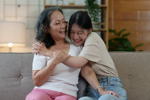 Glad Äldre Asiatisk Kvinna Och Hennes Vuxna Dotter Kramas Soffan — Stockfoto
