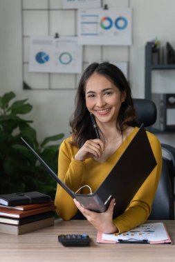 Ofiste çalışan Asyalı güzel bir iş kadını. iş finans kavramı.