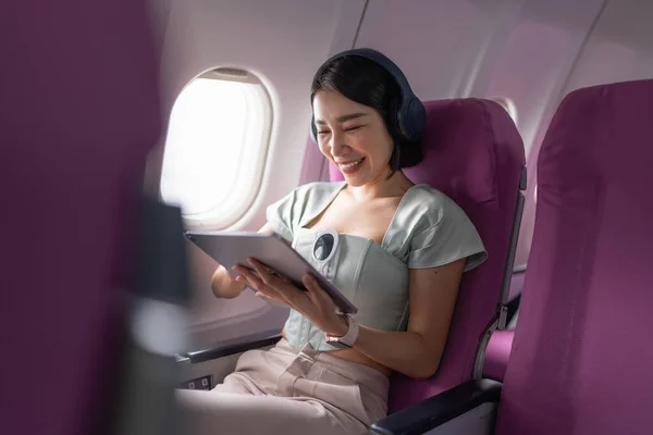 Gioioso Asiatico Donna Siede Aeroplano Utilizzando Tablet Mentre Andare Viaggiare — Foto Stock