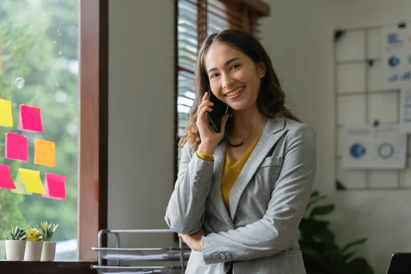 Азійська Бізнесменка Розмовляє Клієнтом Мобільному Телефону Який Працює Офісі — стокове фото