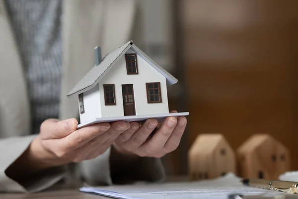 Agente Inmobiliario Cliente Discutiendo Por Contrato Para Comprar Casa Seguro — Foto de Stock