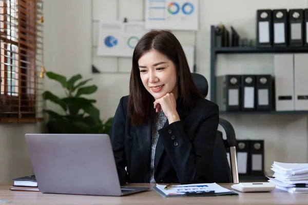 Bonita Mulher Negócios Asiática Trabalhando Escritório Conceito Finanças Empresariais — Fotografia de Stock