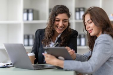 Fon yöneticileri takım danışmanlığı ve dijital tablet üzerinden yatırım borsası analizi hakkında tartışmalar.