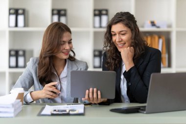 Fon yöneticileri takım danışmanlığı ve dijital tablet üzerinden yatırım borsası analizi hakkında tartışmalar.