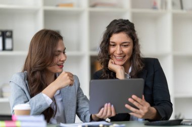 İş danışmanları konuyu mali raporda görüldüğü gibi değerlendirmek ve tartışmak için toplanıyorlar. Finansal danışman, yatırım danışmanı ve muhasebe konsepti.