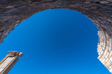 Anadolu ana tanrıçası (Kybele) geleneğine dayanan antik dünyanın yedi harikasından biri olan Artemis Tapınağı 'nın da Ephesus' taki önemini artırdığı gerçeği..