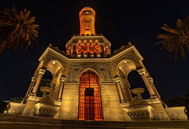 İzmir Konak saat kulesinde akşam saatleri