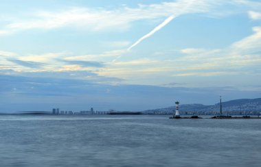 Mavi saatlerde Konak İskelesi önündeki dalgakıran ve deniz feneri