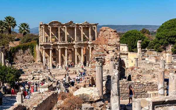 Efes Arkeolojik Alanı ile tanımlanan en ünlü harabe, devasa sütunlarıyla hayrete düşüren 