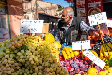 10.01.2021, Türkiye, Basmane, İzmir 'de her mevsimde her türlü meyveye sahip hamile bir manav