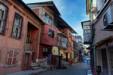 Basmane, İzmir ve Türkiye 'nin arka sokaklarında farklı yaşamlar sürüyor,