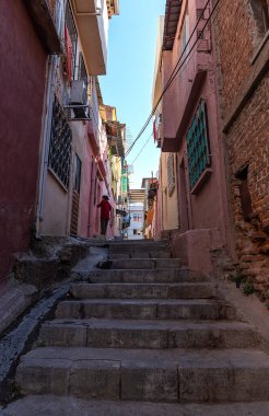Basmane, İzmir ve Türkiye 'nin arka sokaklarında farklı yaşamlar sürüyor,