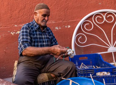 10.01.2021, Basmane, İzmir, Türkiye, satmak için sarımsak stoklayan yaşlı adam
