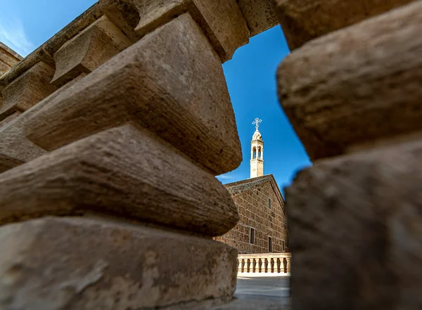 Monasterio Deyrulzafaran Con Sus Cúpulas Columnas Arqueadas Artesanías Madera Bordado Imagen De Stock