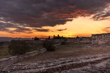 Hierapolis antik şehri, Anadolu 'nun güneybatısında klasik Phrygia' da kaplıca. Harabeleri, modern çağın bitişiğindeki Pamukkale 'de bulunur. Havari Philip 'in mezarı var..