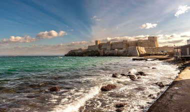 Bozcaada Kalesi feribotla geldiğinizde sizi tüm ihtişamıyla karşılıyor..