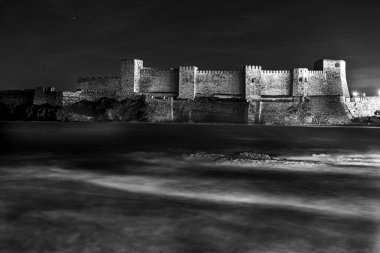 Bozcaada Kalesi feribotla geldiğinizde sizi tüm ihtişamıyla karşılıyor..