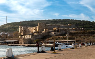 11 bin 2021, Çanakkale, Türkiye, Bozcaada kalesi feribotla geldiğinizde sizi tüm ihtişamıyla karşılıyor..