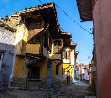 Kula Manisa çok eski bir geçmişi olan bir bölge, hala tarihi mimarisi olan evler var..