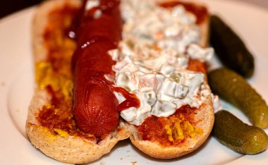 Sosisli ve Amerikan salatası.