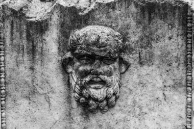 Antik Aphrodisias şehrinde bir lahitte bulunan mermere oyulmuş bir insan kafası..