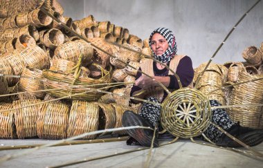 02.04.2022, Nazilli, Aydın, Türkiye, kamışlardan sepet ören kadın