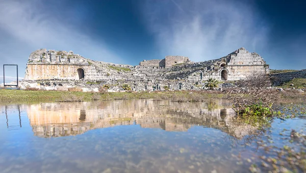 Miletus antik tiyatrosunun yağmur suyu, Soke, Aydın, Türkiye 'den yansıması