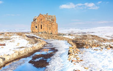 Kars ani 'nin kışın karlar altındaki harabelerinin manzarası